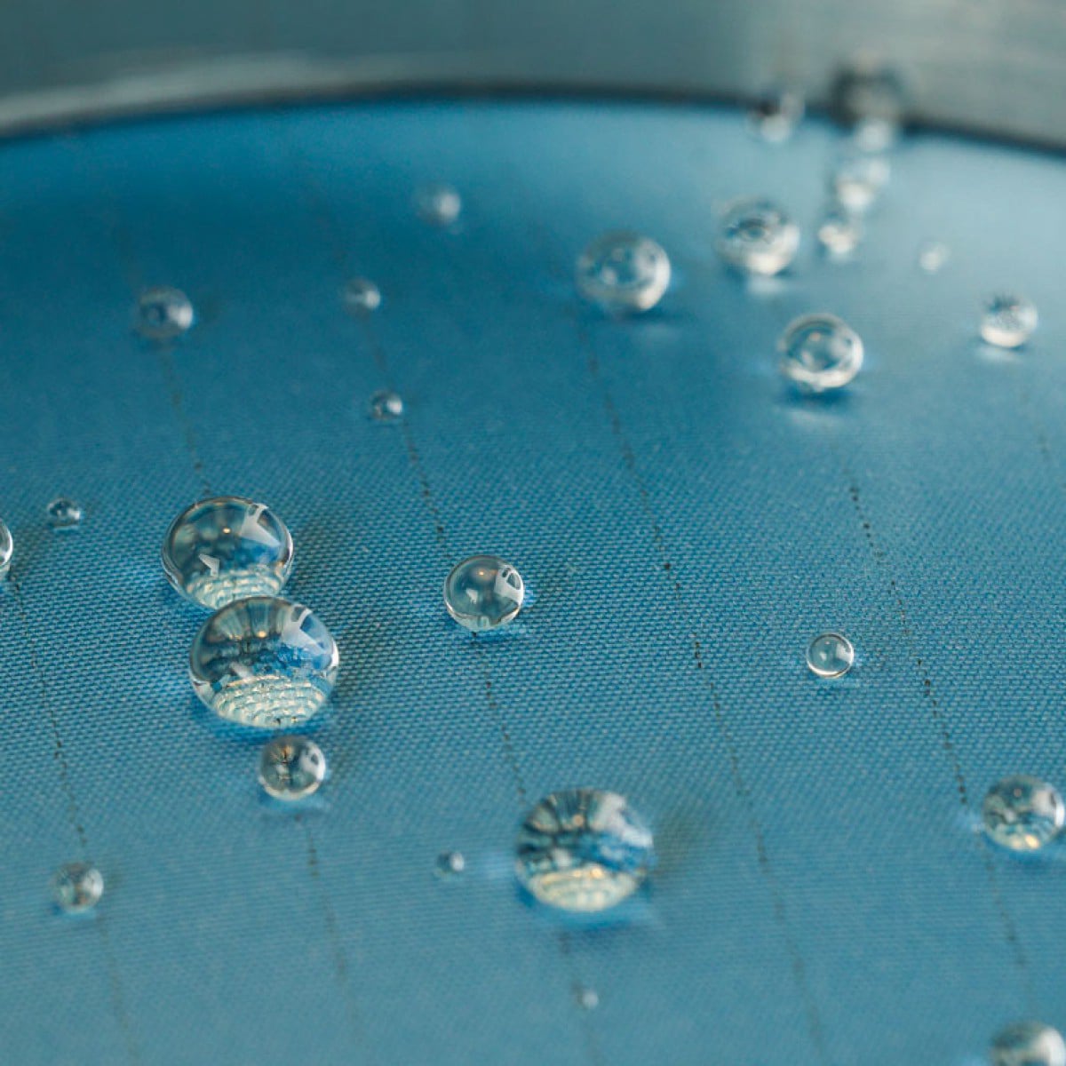 Tessuto Tecnico Riutilizzabile (TTR) con elevata impermeabilità ai liquidi per uso chirurgico